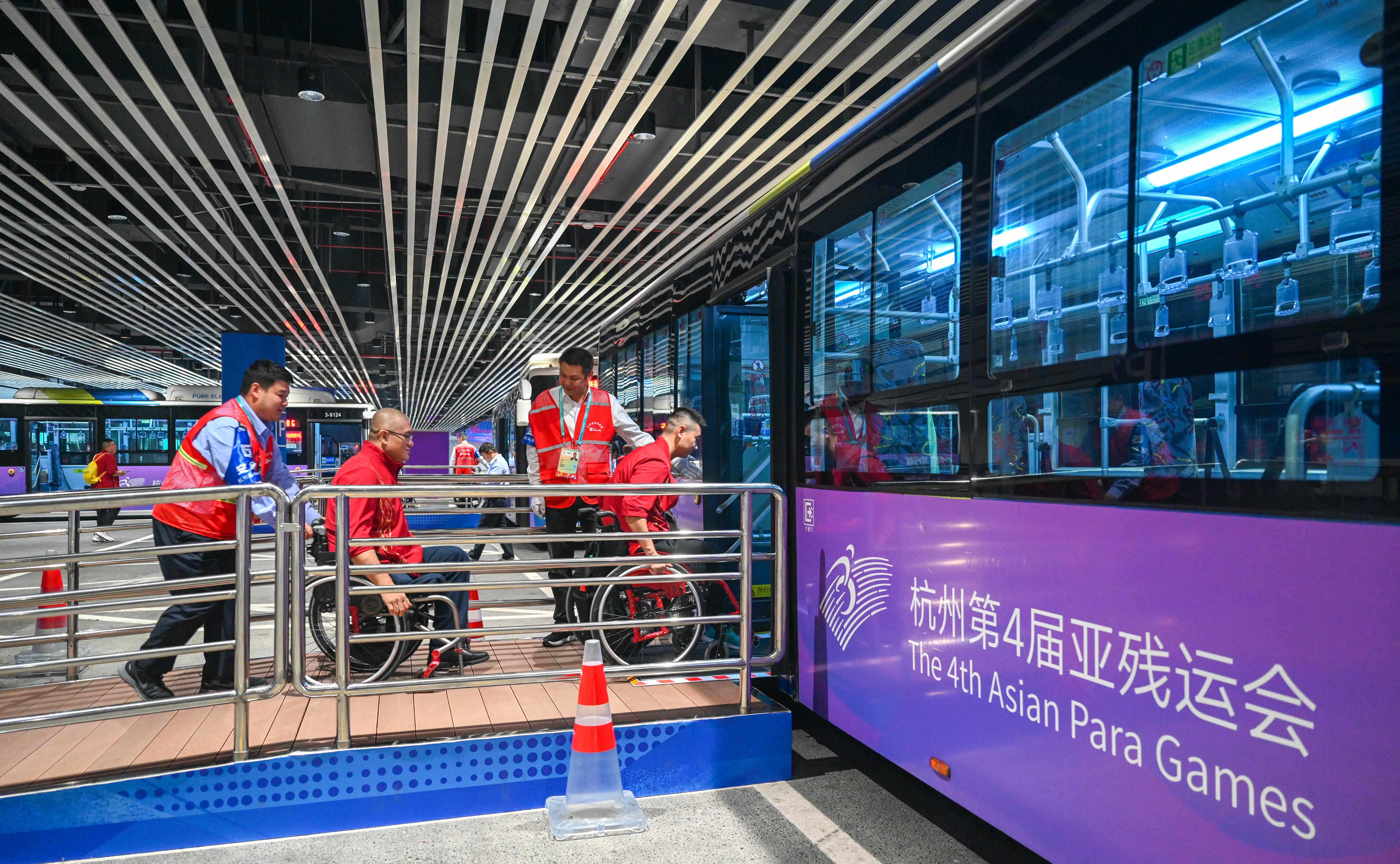 △2023年10月25日，結(jié)束輪椅籃球比賽后的中國隊(duì)和阿富汗隊(duì)球員通過無障礙坡道，順利上車返回運(yùn)動員村。