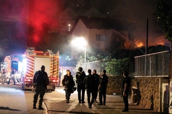  10月29日，在以色列北部城市謝莫納，以軍士兵和急救人員在一處被火箭彈擊中的現(xiàn)場執(zhí)勤。新華社發(fā)（阿亞爾·馬爾戈林攝/基尼圖片社）