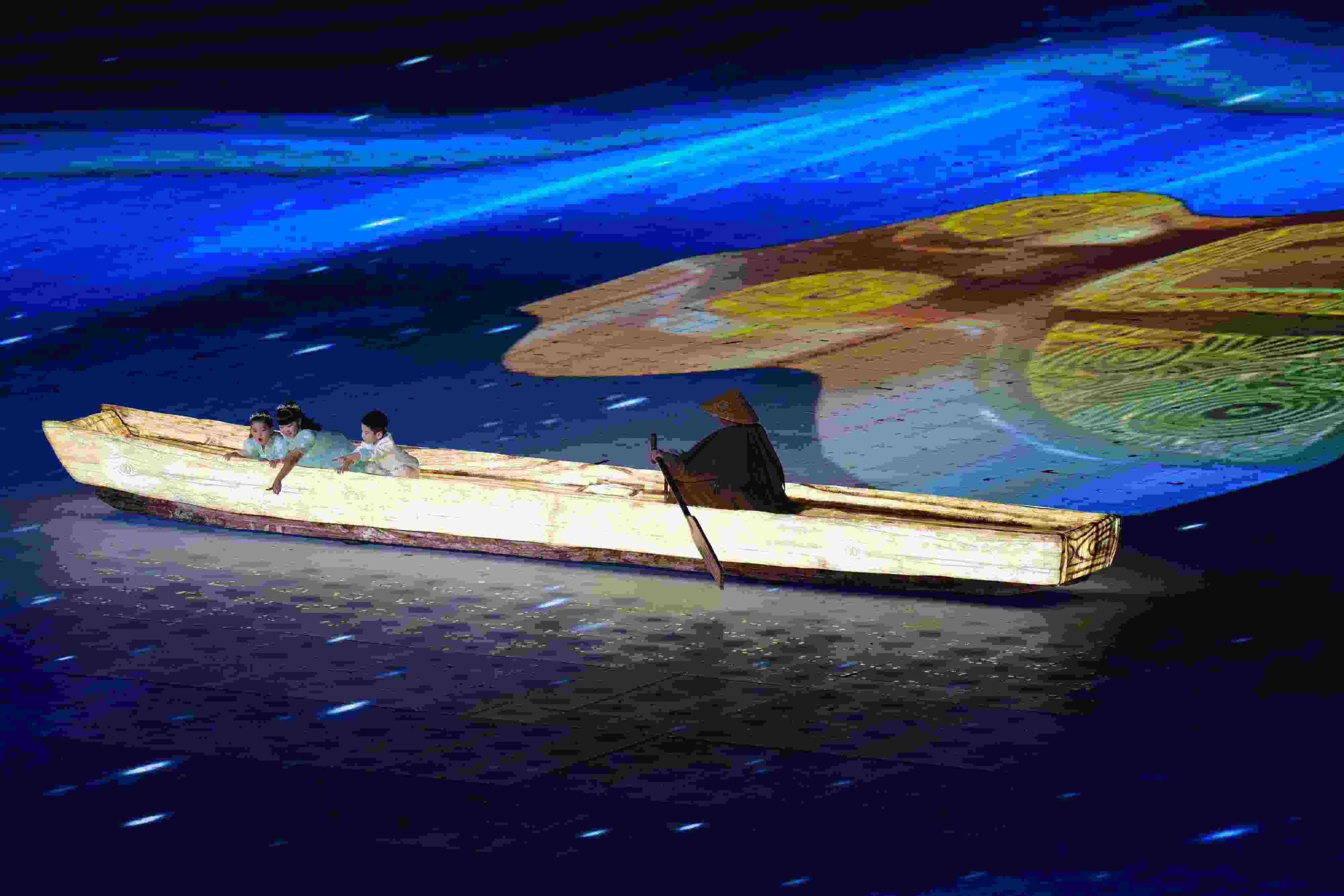 △2023年10月28日，杭州亞殘運(yùn)會閉幕式上的“中華第一舟”。