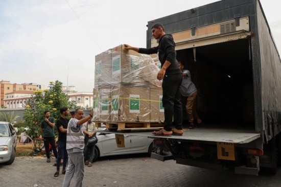  10月29日，工作人員在加沙地帶南部城市汗尤尼斯的一家醫(yī)院搬運醫(yī)療援助物資。新華社發(fā)（里澤克·阿卜杜勒賈瓦德攝）