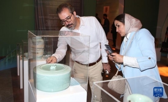 10月30日，人們?cè)谝晾实潞谔m伊朗國(guó)家藝術(shù)科學(xué)院觀看展出的展品。新華社記者 沙達(dá)提 攝