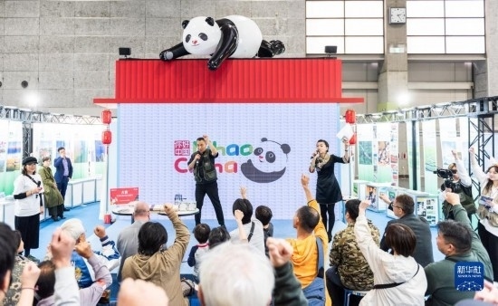  10月29日，游客在日本大阪國際會展中心中國館參與中國旅游知識問答活動。新華社發(fā)（中國駐大阪旅游辦事處供圖）