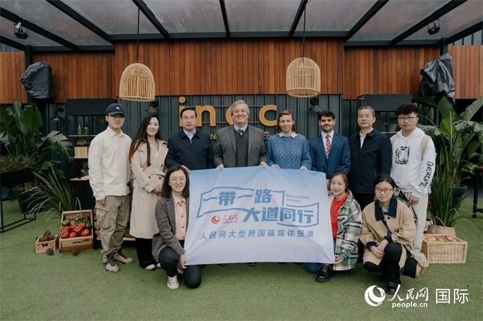 在烏拉圭第118屆普拉多牧農(nóng)業(yè)國(guó)際博覽會(huì)上，烏拉圭國(guó)家肉類協(xié)會(huì)主席與人民網(wǎng)記者合影。人民網(wǎng)記者 張若涵攝