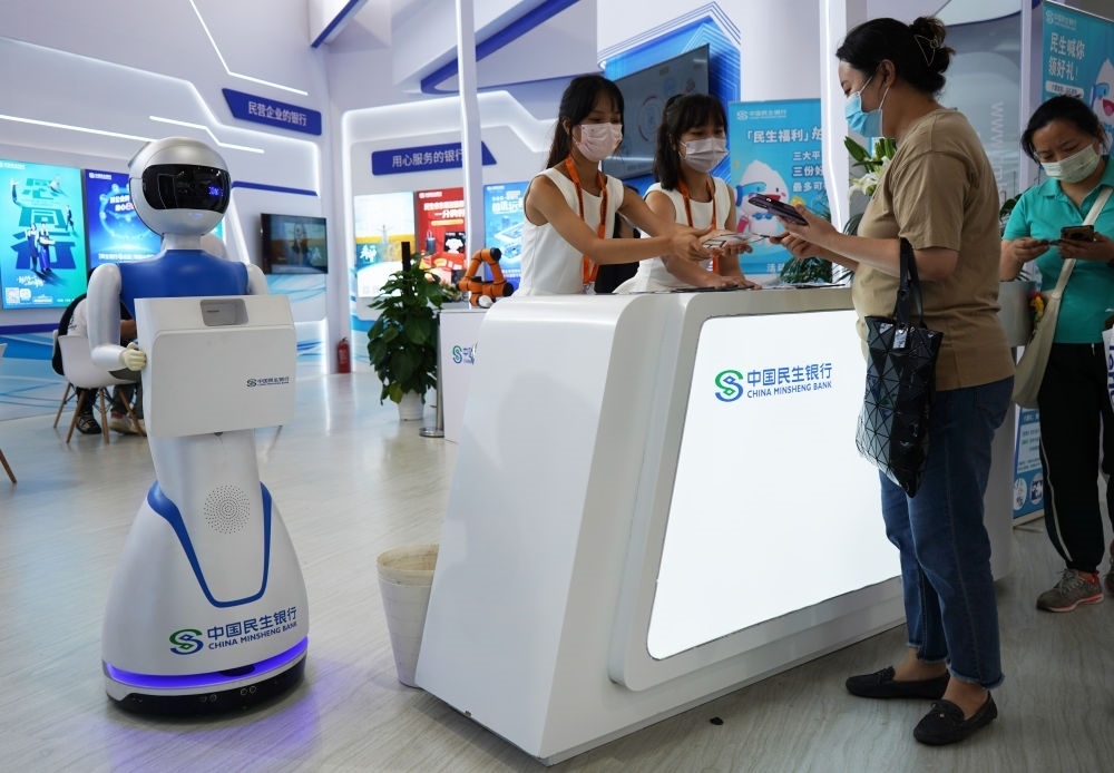2022年9月4日，在服貿(mào)會(huì)首鋼園區(qū)金融服務(wù)專(zhuān)題展上，參觀者在中國(guó)民生銀行展臺(tái)咨詢(xún)金融業(yè)務(wù)。新華社記者 金皓原 攝