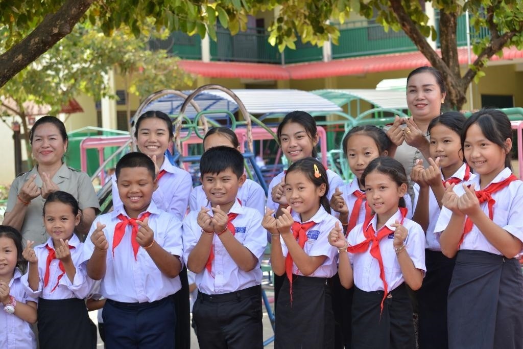 在采訪中，中老友好農(nóng)冰村小學師生為老中友誼“比心”。