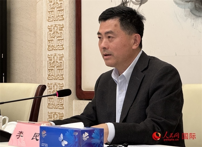 10月31日，歐美同學(xué)會秘書長李民在第五屆中法文化論壇媒體吹風(fēng)會上講話。（人民網(wǎng) 謝瑩攝）