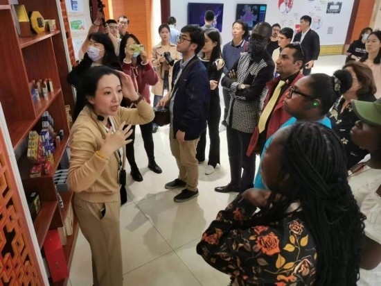 2023“一帶一路”媒體合作論壇聯(lián)合采訪團(tuán)參觀仁和863科技園產(chǎn)品展示區(qū)。（本報記者 黃超攝）