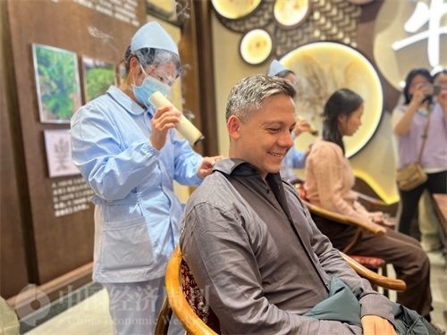  （外媒記者體驗(yàn)艾灸。中國(guó)經(jīng)濟(jì)周刊記者 郭志強(qiáng) 攝）