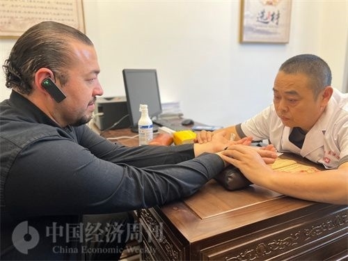  （外媒記者走進(jìn)中醫(yī)堂，問診中醫(yī)名師。中國(guó)經(jīng)濟(jì)周刊記者 郭志強(qiáng)攝）