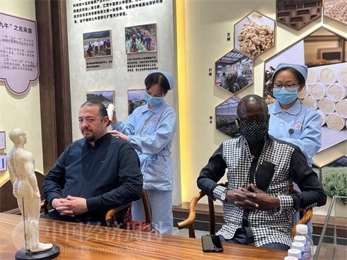  （外媒記者爭(zhēng)先恐后體驗(yàn)艾灸，直呼神奇。中國(guó)經(jīng)濟(jì)周刊記者 郭志強(qiáng) 攝）