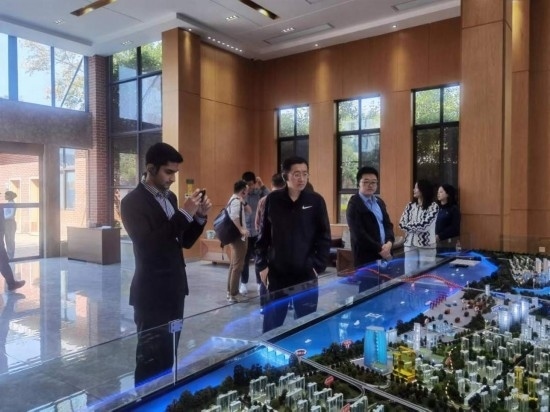 10月24日，2023“一帶一路”媒體合作論壇聯(lián)合采訪團團員在清水塘投資集團招商服務中心參觀。本報記者 常雯宜攝