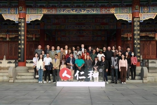 2023“一帶一路”媒體合作論壇聯(lián)合采訪團(tuán)參觀仁和集團(tuán)。（受訪者供圖）