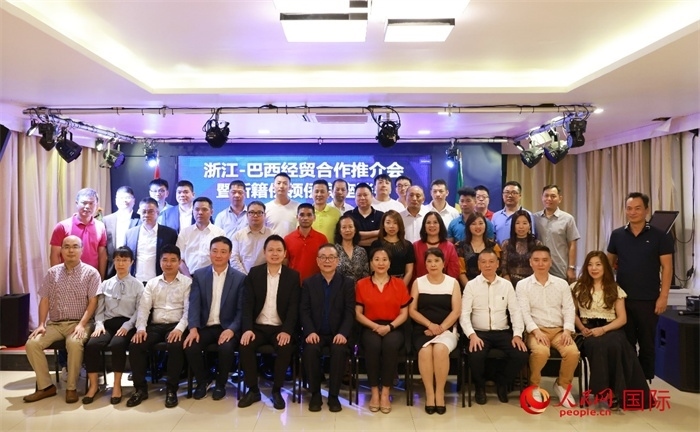 與會(huì)嘉賓合影。人民網(wǎng)記者 陳海琪攝