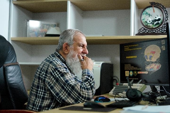 10月31日，古巴科學(xué)家裴德樂在電子科技大學(xué)做科研。