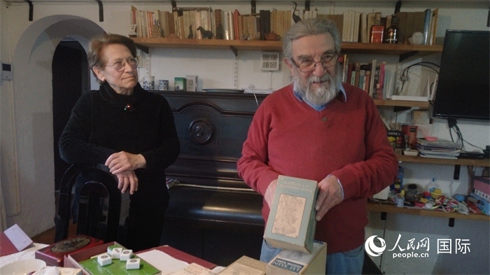 艾麗西亞·奧夫雷貢（左）和馬里奧·帕佐斯向記者展示家中收藏的西班牙語版《紅樓夢》。人民網(wǎng)記者 張若涵攝