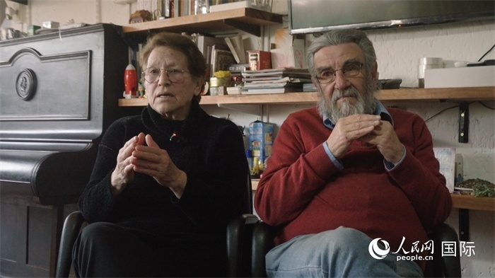 艾麗西亞·奧夫雷貢（左）和馬里奧·帕佐斯接受人民網(wǎng)專訪。人民網(wǎng)記者 張若涵攝