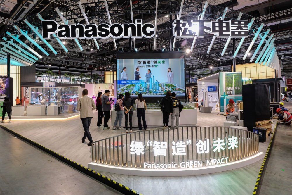 2023年11月2日，工作人員在進博會松下電器展位做準備工作。新華社記者 辛夢晨 攝