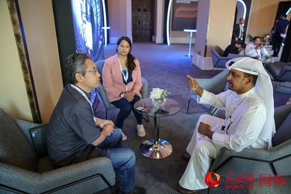 人民網(wǎng)記者采訪迪拜創(chuàng)新企業(yè)家索萊曼·里法伊（右一），索萊曼表示期待加強與中方合作。人民網(wǎng) 塔里克·易卜拉欣 攝