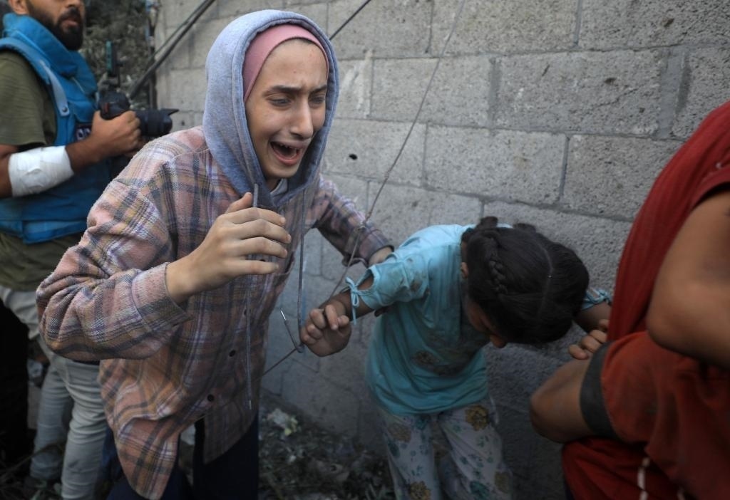 11月6日，人們從加沙地帶中部地區(qū)一處被炸難民營(yíng)逃離。新華社發(fā)（亞西爾·庫(kù)迪攝）