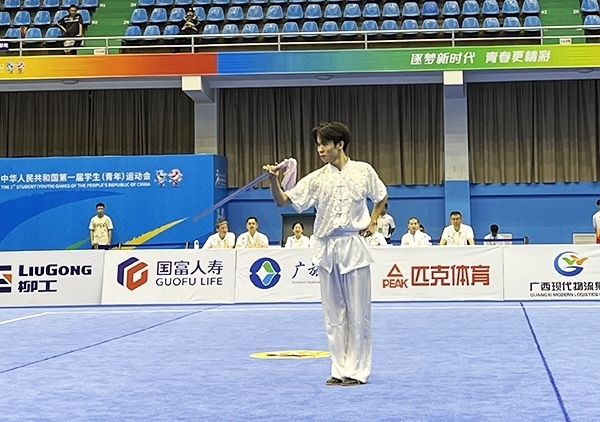 11月6日，第一屆全國(guó)學(xué)生（青年）運(yùn)動(dòng)會(huì)武術(shù)套路（大學(xué)組）男子自選劍術(shù)比賽中。人民網(wǎng)記者 歐興榮攝