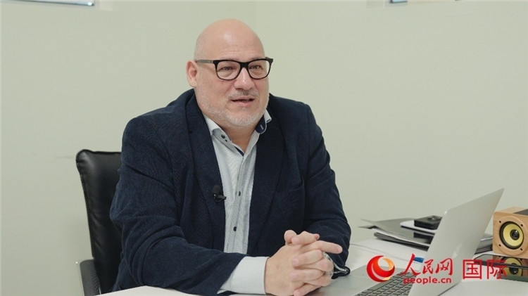 烏拉圭《共和國報》總編輯胡安·布蘭卡接受人民網專訪。人民網記者 張若涵攝