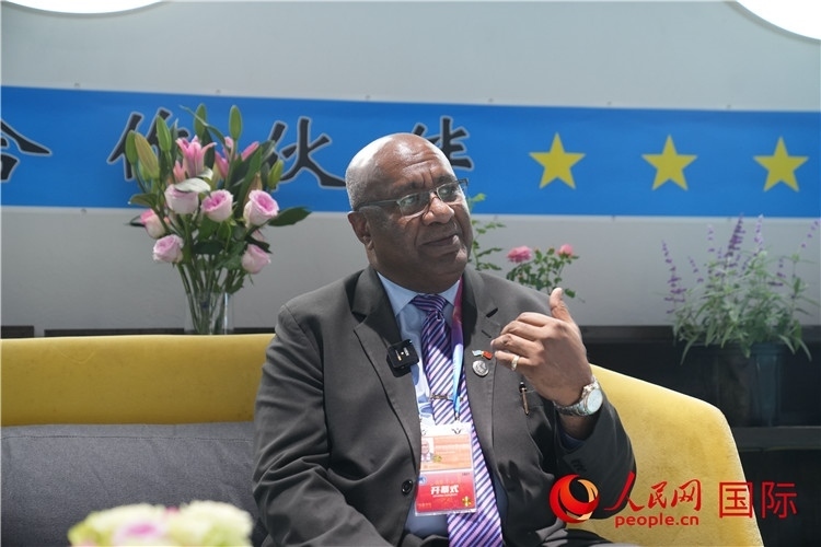 斐濟副總理兼貿(mào)易部長卡米卡米加談參加進博會感受。人民網(wǎng)記者 吳超嵐攝