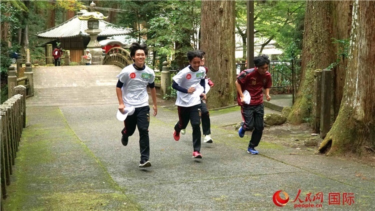 中日青少年在百年古剎里奔跑，揮灑青春的汗水。人民網(wǎng) 蔣曉辰攝