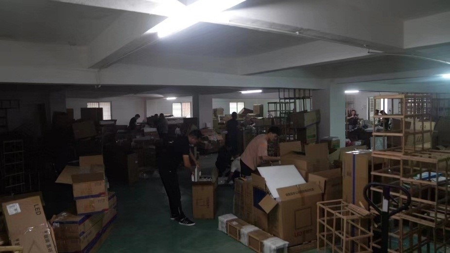 查處倉(cāng)庫(kù)現(xiàn)場(chǎng)。重慶市梁平區(qū)公安局供圖。