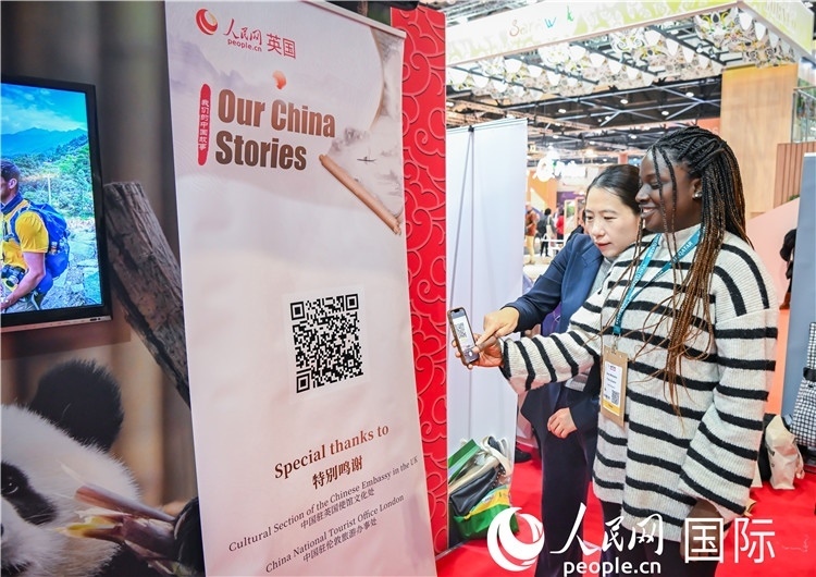 觀眾掃碼《我們的中國故事》系列視頻。人民網(wǎng) 郭錦標(biāo)攝