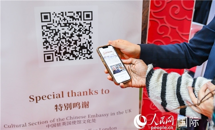 觀眾掃碼《我們的中國故事》系列視頻。人民網(wǎng) 郭錦標(biāo)攝