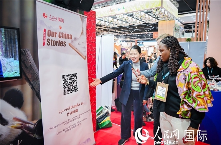 觀眾掃碼《我們的中國故事》系列視頻。人民網(wǎng) 郭錦標(biāo)攝