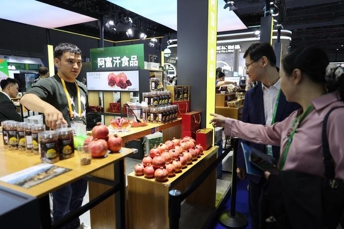 11月6日，在第六屆進博會食品及農(nóng)產(chǎn)品展區(qū)，阿富汗食品吸引參展人員。