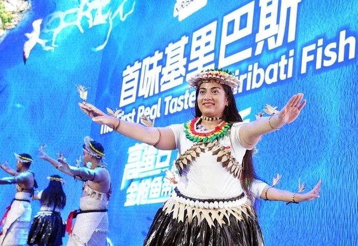 11月8日，來自基里巴斯的參展人員在基里巴斯水產(chǎn)品推介活動上表演。