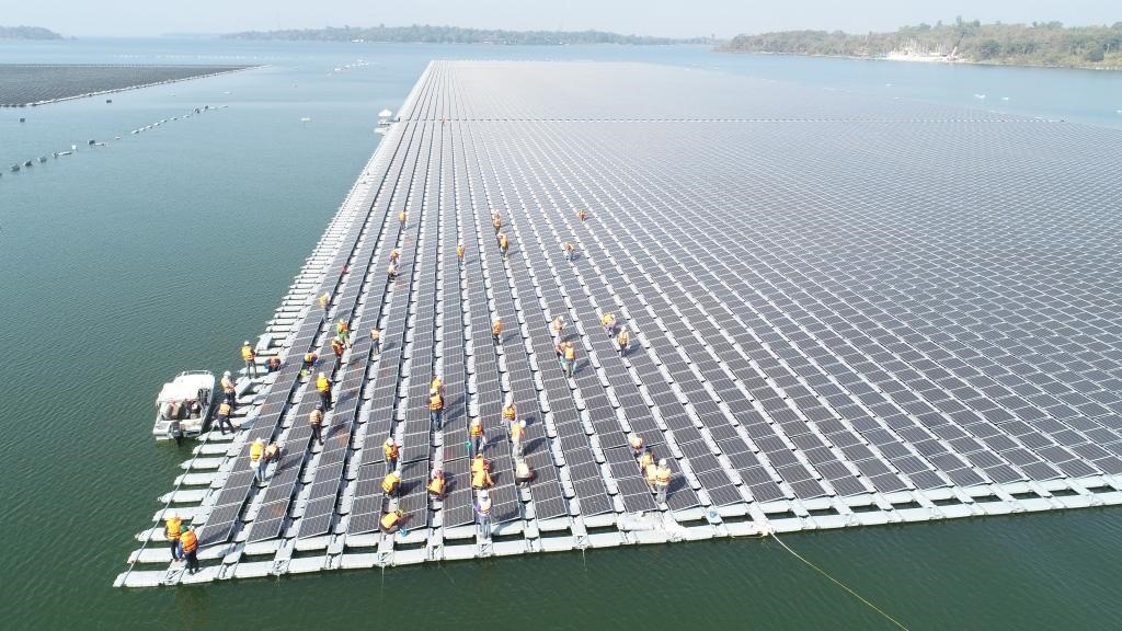 2021年1月23日，施工人員檢查泰國烏汶府詩琳通大壩綜合浮體光伏項目的太陽能板安裝情況。新華社發(fā)（泰國國家電力局項目組供圖）