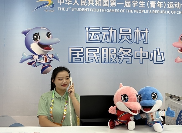 朱珊妮在接聽住宿服務(wù)中心的熱線電話。人民網(wǎng)記者 歐興榮攝