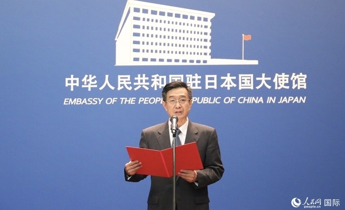 中國(guó)駐日本大使館教育處公使銜參贊杜柯偉宣讀獲獎(jiǎng)人員名單。人民網(wǎng) 許可攝