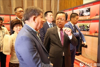 論壇期間配套舉行“‘擺脫貧困之路’——寧德扶貧開發(fā)圖片展”。人民網記者樊帆 攝