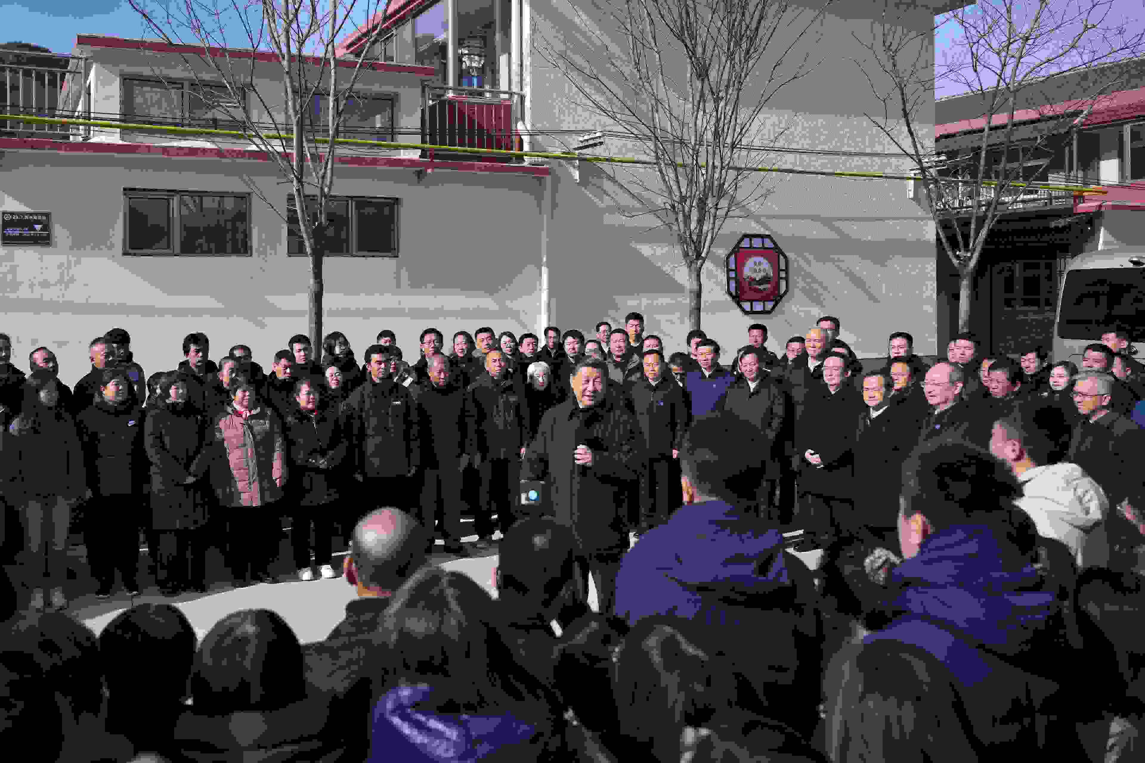 2023年11月10日，習(xí)近平總書記在北京市門頭溝區(qū)妙峰山鎮(zhèn)水峪嘴村考察時，同當(dāng)?shù)厝罕娪H切交流。