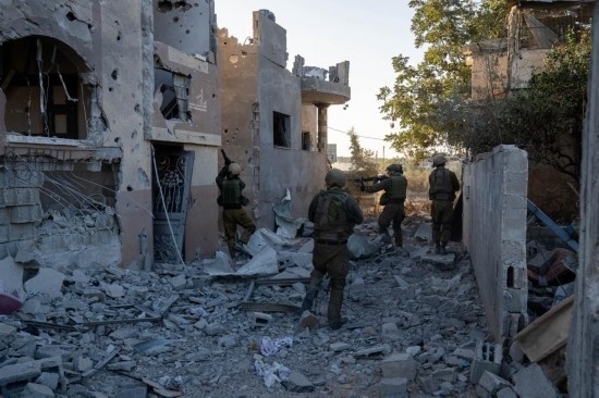 這張以色列國(guó)防軍11月12日發(fā)布的照片顯示，以軍地面部隊(duì)在加沙地帶北部開展軍事行動(dòng)。新華社發(fā)