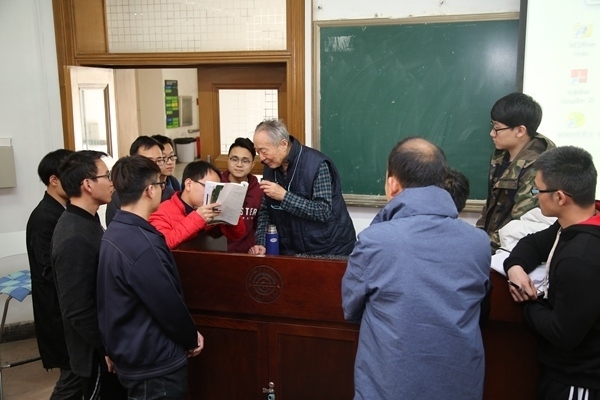 鐘萬(wàn)勰院士為學(xué)生們答疑解惑。大連理工大學(xué)供圖