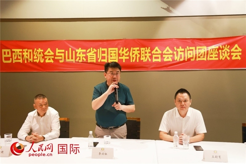 中國(guó)僑聯(lián)副主席、山東省僑聯(lián)主席李興鈺（中）在座談會(huì)上致辭。人民網(wǎng)記者 陳海琪攝