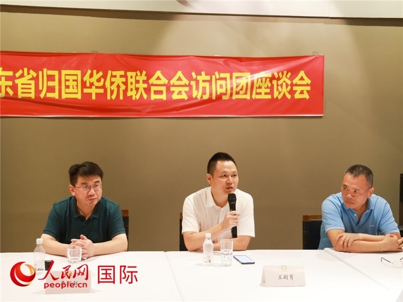 中國(guó)駐里約總領(lǐng)館副總領(lǐng)事王尉育（中）在座談會(huì)上致辭。人民網(wǎng)記者 陳海琪攝