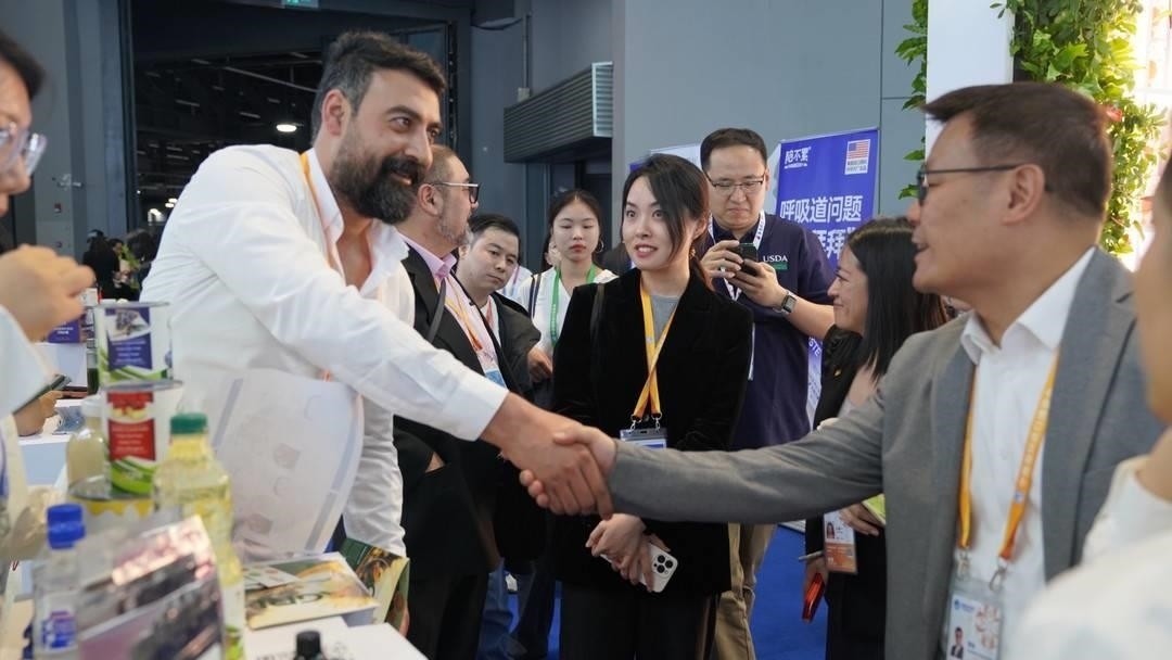 第六屆進(jìn)博會(huì)上，國(guó)內(nèi)一家超市行業(yè)的客商與來自美國(guó)佐治亞州的企業(yè)展商達(dá)成初步合作意向。