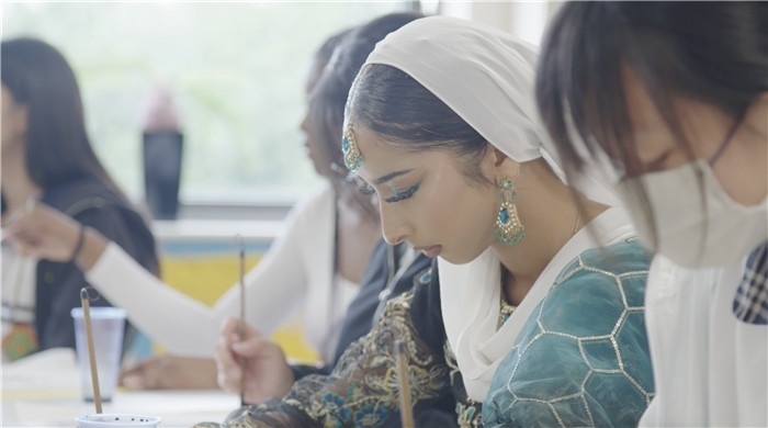 學(xué)生學(xué)習(xí)中國書法。帕特里克·謝德-西蒙茲攝