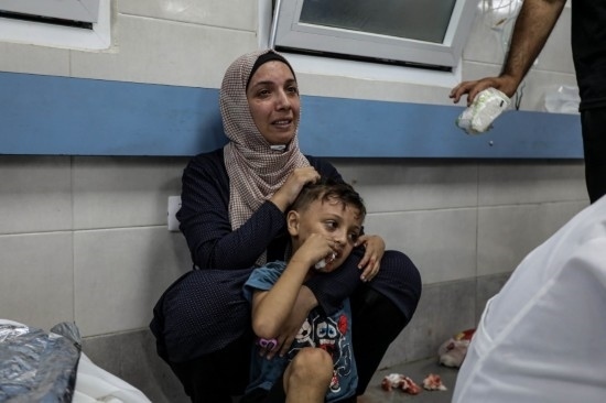 11月3日，人們?cè)诩由吵窍７ㄡt(yī)院接受治療。新華社發(fā)