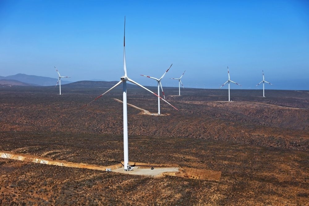 這是2023年2月14日拍攝的位于智利中部沿海的蓬塔謝拉風(fēng)電場。蓬塔謝拉風(fēng)電場是中國在智利投資建設(shè)的首個風(fēng)電場，2018年正式投產(chǎn)發(fā)電，可滿足13萬戶家庭的用電需求，同時每年還能減少15.7萬噸碳排放。