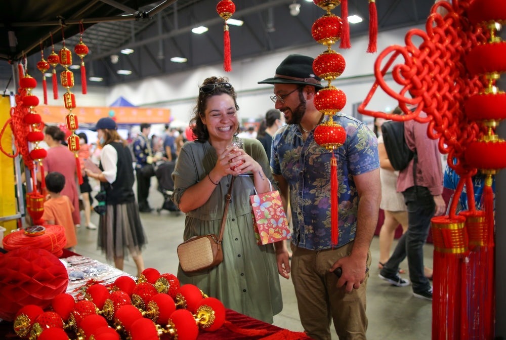 2023年1月21日，在新西蘭奧克蘭舉行的迎接中國農(nóng)歷春節(jié)活動上，人們購買新春裝飾品。這個活動吸引當(dāng)?shù)厣先f名各族裔民眾聚集一起，共迎中國春節(jié)。