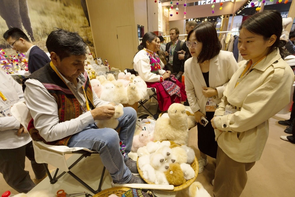 2023年11月7日，秘魯羊駝毛制品手藝人馬馬尼大叔在中國上海舉辦的第六屆進(jìn)博會上展示羊駝玩偶制作工藝。秘魯特色羊駝毛制品連續(xù)六屆在進(jìn)博會上亮相，收獲大量訂單。進(jìn)博會大舞臺讓秘魯傳統(tǒng)手藝人有了更廣闊的發(fā)展空間。
