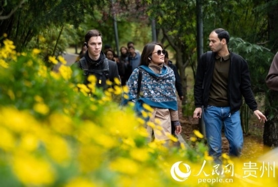 歐亞國家媒體記者走進(jìn)觀山湖公園。人民網(wǎng) 陽茜攝