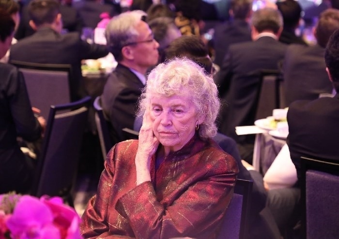 當地時間11月15日晚，國家主席習近平在美國舊金山出席美國友好團體聯合舉行的歡迎宴會。在熱烈的掌聲中，習近平發(fā)表重要演講。圖為參加晚宴人士認真聆聽演講。人民日報記者 李志偉 攝